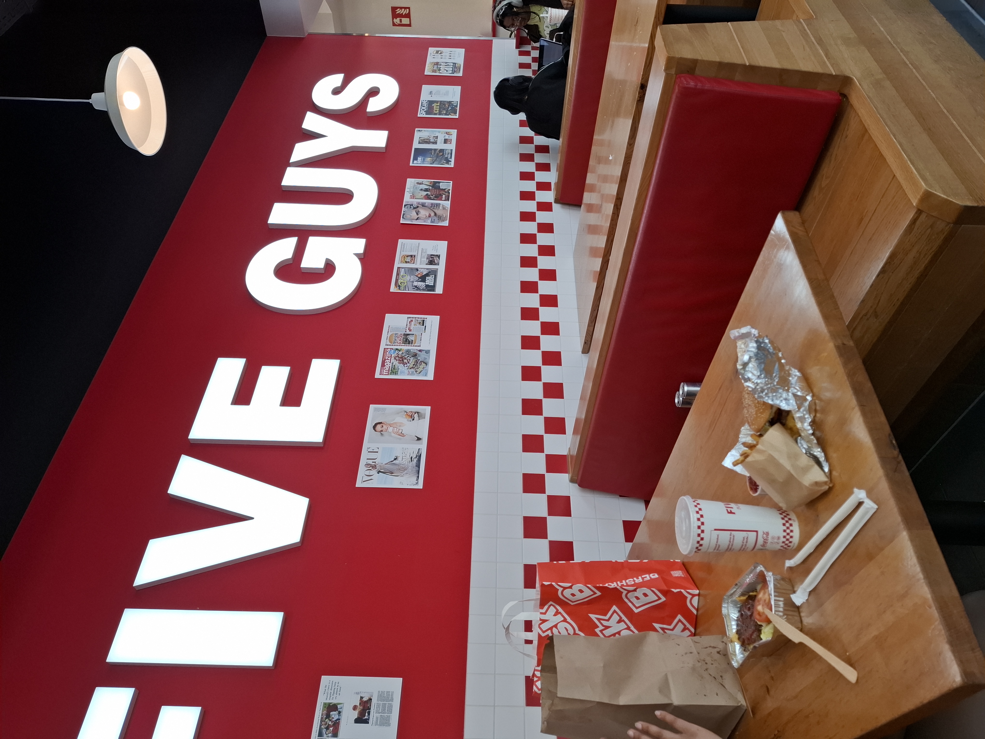 Five Guys Rotterdam Review: De Beste Burgers in het Centrum van Rotterdam